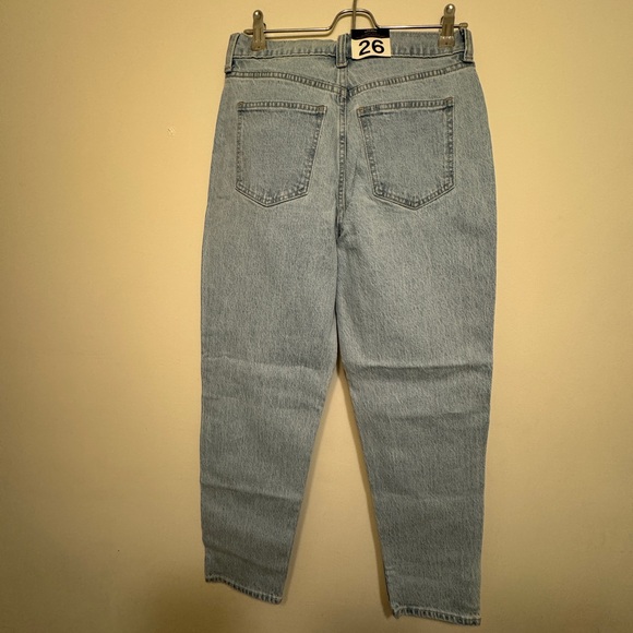 New with tags Gap light wash mom jeans sz 26/2, 30 inseam - Picture 3 of 4